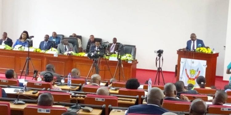 Kinshasa: l’Assemblée provinciale retire sa confiance au ministre des finances Guy Matondo après son interpellation.