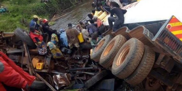 Ituri – Mahagi : 17 personnes mortes dont 3 d’une même famille écrasées par un véhicule transportant les matériaux de construction.