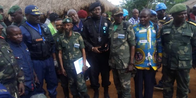 Ituri : Remise symbolique d’une arme AK 47 aux FARDC par les miliciens de la FRPI pour leurs démobilisations.