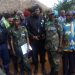 Ituri : Remise symbolique d’une arme AK 47 aux FARDC par les miliciens de la FRPI pour leurs démobilisations.