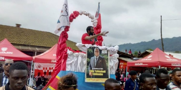 LUBERO: l’honorable crispin Mbindule Mitono initie la campagne “une arme contre 20 tôles”.
