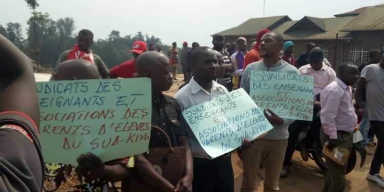 Sud-Kivu : Les enseignants devant la résidence de vital Kamerhe à Bukavu