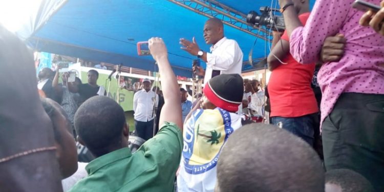 Kinshasa : Martin Fayulu lutte contre la corruption et l’Ebola. (Meeting)