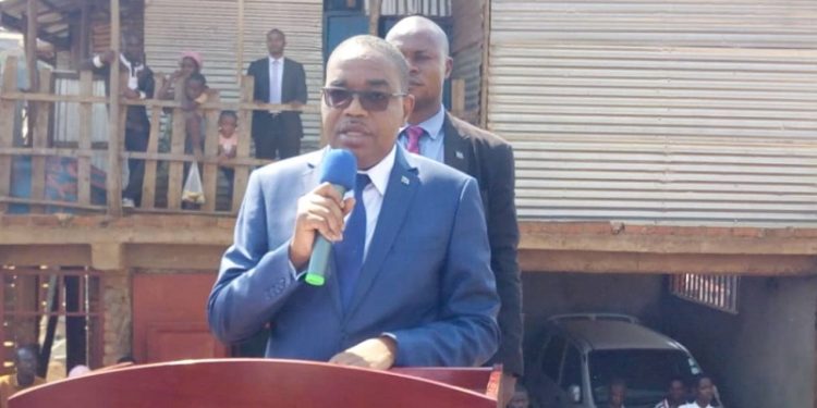 Sud-Kivu: le gouverneur Théo Ngwabidje Kasi viole délibérément les lois de la République en s’immisçant dans des dossiers purement judiciaires, (concession bâtonnier Ntabarusha).