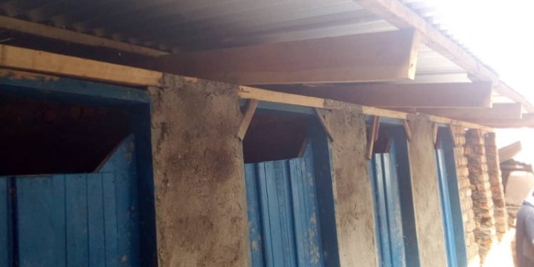 Bukavu: Tearfound réhabilite des latrines du marché de Nyawera (Fabien Binja Biringanine sen réjouit)