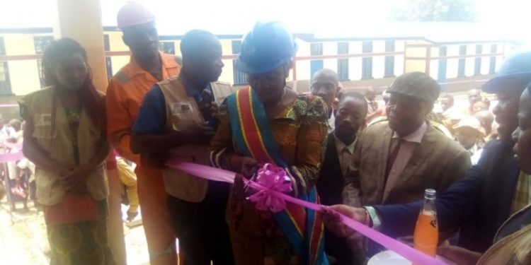 Sud-Kivu : Le Maire adjoint de la ville de Baraka inaugure l’école primaire Nuru.