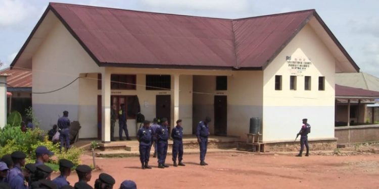 Beni-Oicha: Évasion au cachot de la PNC, la société civile dénonce la complicité des officiers de la police Beni-Oicha: Évasion au cachot de la PNC, la société civile dénonce la complicité des officiers de la police