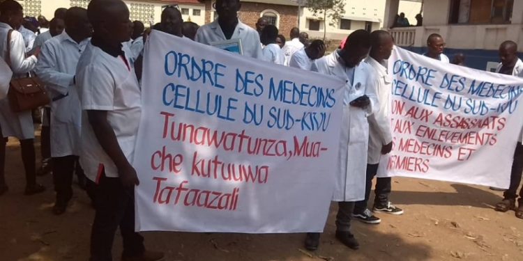 Uvira : Marche des médecins, les professionnels des soins dénoncent le meurtre et enlèvement des leurs collègues