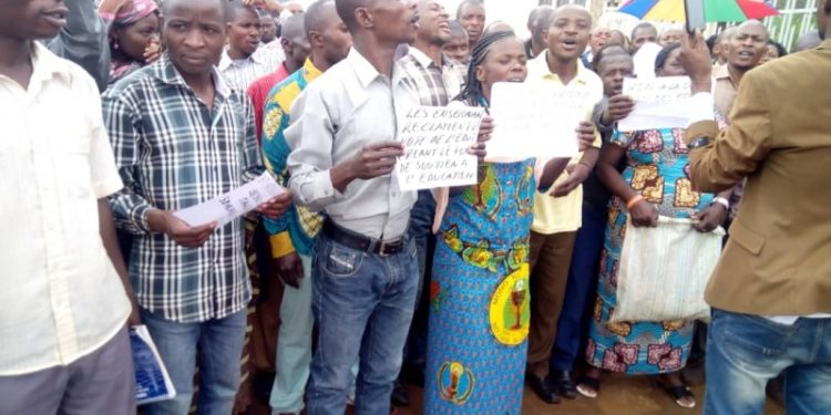 Sud-Kivu : les enseignants des écoles catholiques déclenchent un mouvement de grève et exigent 900$ pour un licencié et 300$ au dernier gradé.