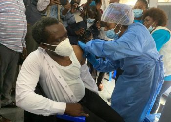 Sud-Kivu : Lancement de la campagne de vaccination contre la covid-19, le ministre de la santé premier à recevoir sa dose