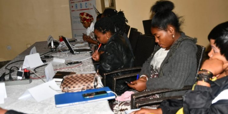 Goma : des jeunes filles outillées en informatique et sécurité numérique