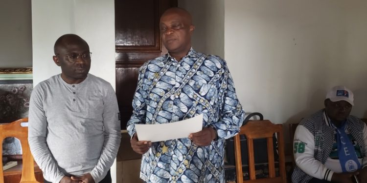 Bukavu : Dr. Armand Kahamagarwa présente à Norbert Basengezi son diplôme en oncologie médicale Bukavu : Dr. Armand Kahamagarwa présente à Norbert Basengezi son diplôme en oncologie médicale