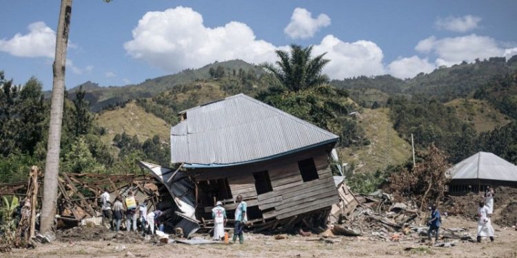 RDC: Glissement de terrain meurtrier à Lisala suite aux fortes pluies, des mesures gouvernementales d’urgence déployées RDC: Glissement de terrain meurtrier à Lisala suite aux fortes pluies, des mesures gouvernementales d’urgence déployées