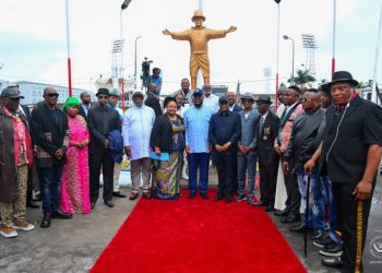 Hommage immortel : Le Président Félix Tshisekedi dévoile la statue de Papa Wemba à Kinshasa