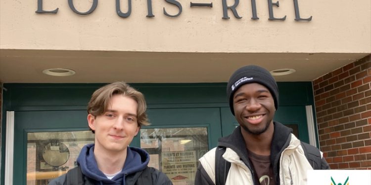 Vincent Gagné et Samba Basse, élèves du Collège Louis-Riel, sacrés grands gagnants du concours Lance ton balado 2024