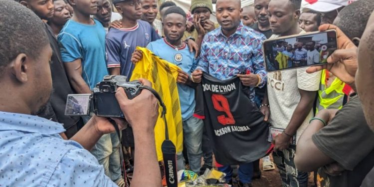 Bukavu: Le député Jackson Kalimba dote léquipe académie des stars des jets de vareuses