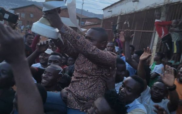 Bukavu : Le député Jackson Kalimba félicite l’équipe Académie des stars pour son trophée « talent des jeunes ».