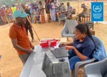 Kamanyola : War Child distribue des téléphones à plus de 300 personnes vulnérables pour faciliter l’assistance en cash.