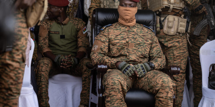 Burkina Faso : quatre ans de pouvoir pour Ibrahim Traoré, entre héritage de Sankara et réalité de la guerre