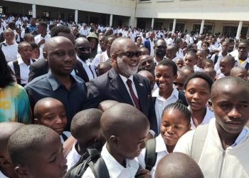Rentrée scolaire : l’image controversée de Corneille Nangaa avec des élèves ravive le débat sur la glorification de la rébellion