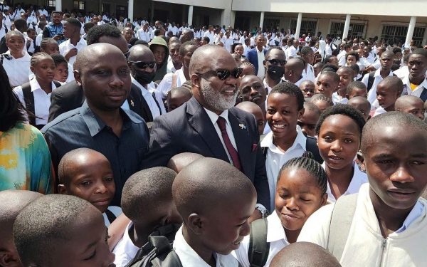 Rentrée scolaire : l’image controversée de Corneille Nangaa avec des élèves ravive le débat sur la glorification de la rébellion Rentrée scolaire : l’image controversée de Corneille Nangaa avec des élèves ravive le débat sur la glorification de la rébellion