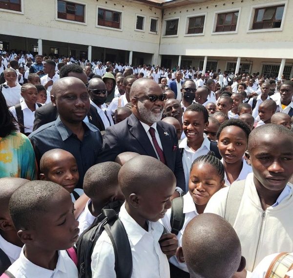 Rentrée scolaire : l’image controversée de Corneille Nangaa avec des élèves ravive le débat sur la glorification de la rébellion